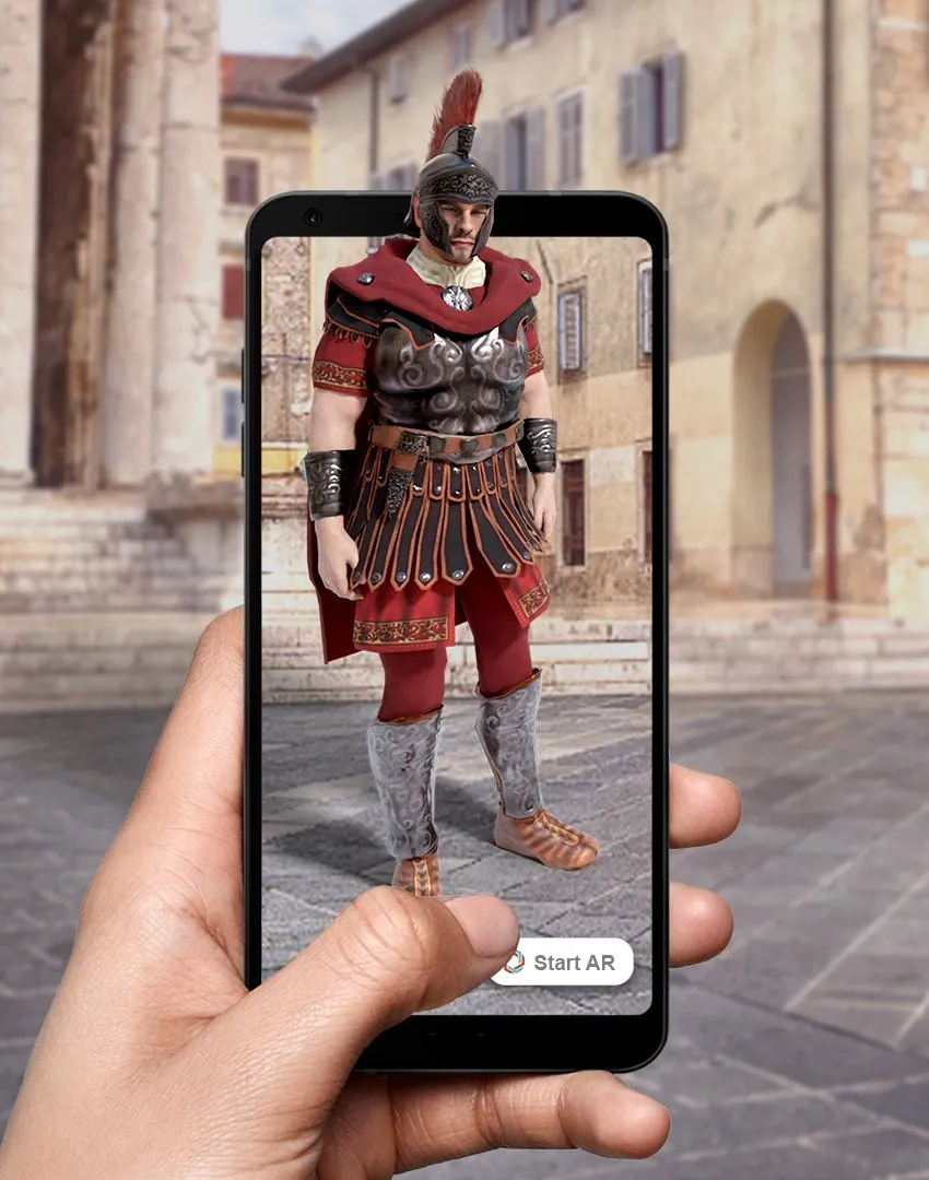 Rimski vojnik u proširenoj stvarnosti na mobitelu, na kamenom trgu